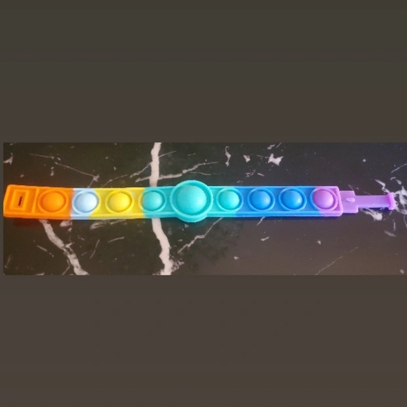 Fidget Pop it toy bracelet/no age limit & can be played by anyone - Color Varies - Picture 6 of 6